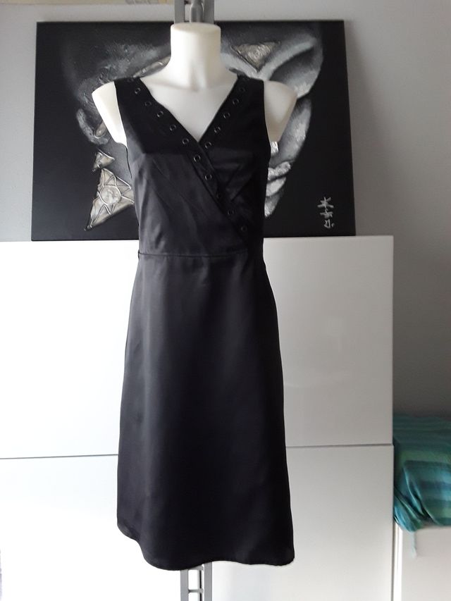 Vestido cuello en V y tachuelas. Passport T. 38