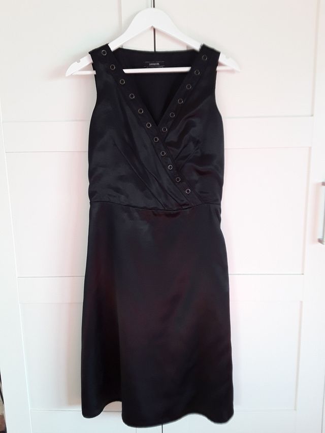 Vestido cuello en V y tachuelas. Passport T. 38