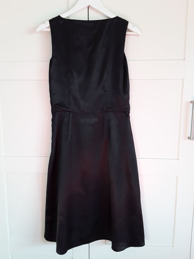 Vestido cuello en V y tachuelas. Passport T. 38