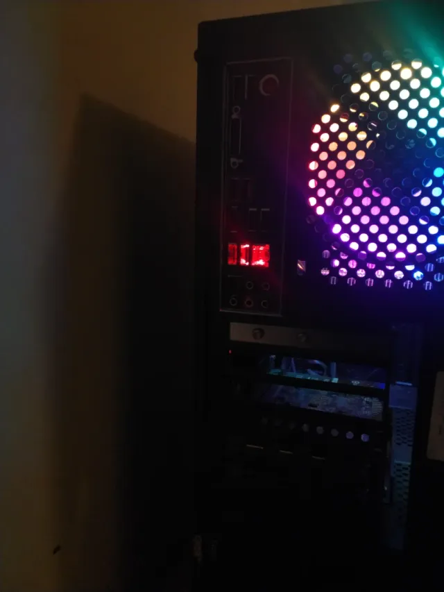 Torre PC MSI Negra con RGB