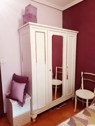 Armario blanco madera con detalles dorados