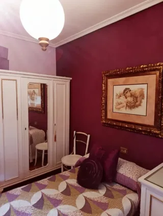 Armario blanco madera con detalles dorados