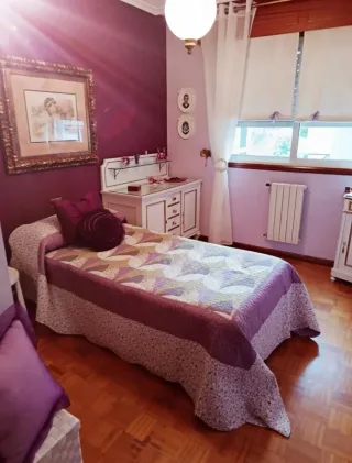 Armario blanco madera con detalles dorados