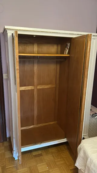 Armario blanco madera con detalles dorados