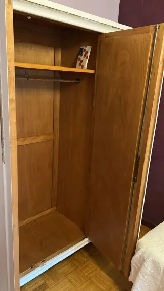 Armario blanco madera con detalles dorados