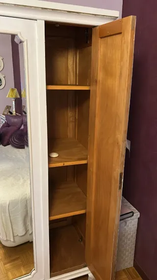 Armario blanco madera con detalles dorados
