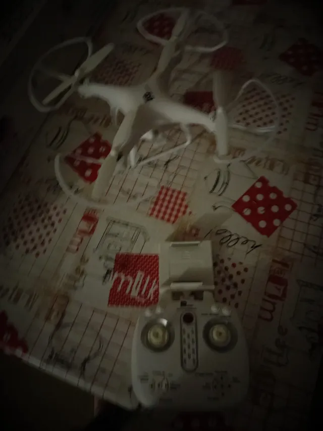 Drone con fotocamera bianco