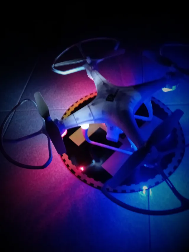 Drone con fotocamera bianco