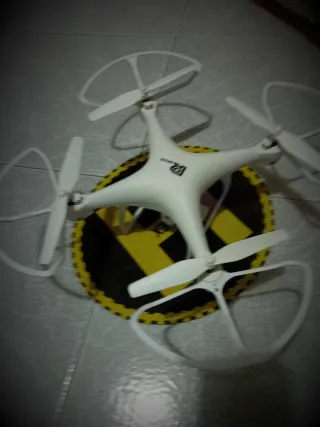 Drone con fotocamera bianco