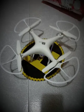 Drone con fotocamera bianco