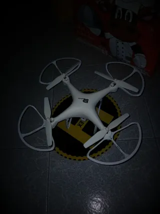 Drone con fotocamera bianco