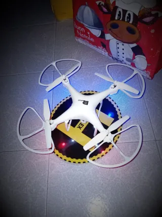 Drone con fotocamera bianco