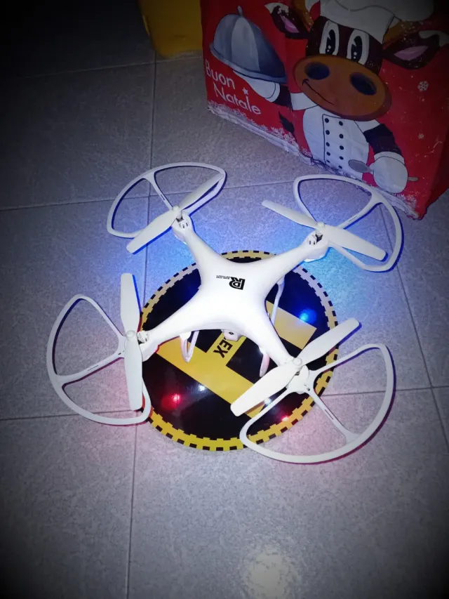 Drone con fotocamera bianco