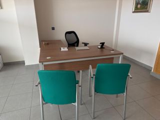 Mesa dirección y 4 sillas oficina