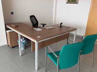 Mesa dirección y 4 sillas oficina
