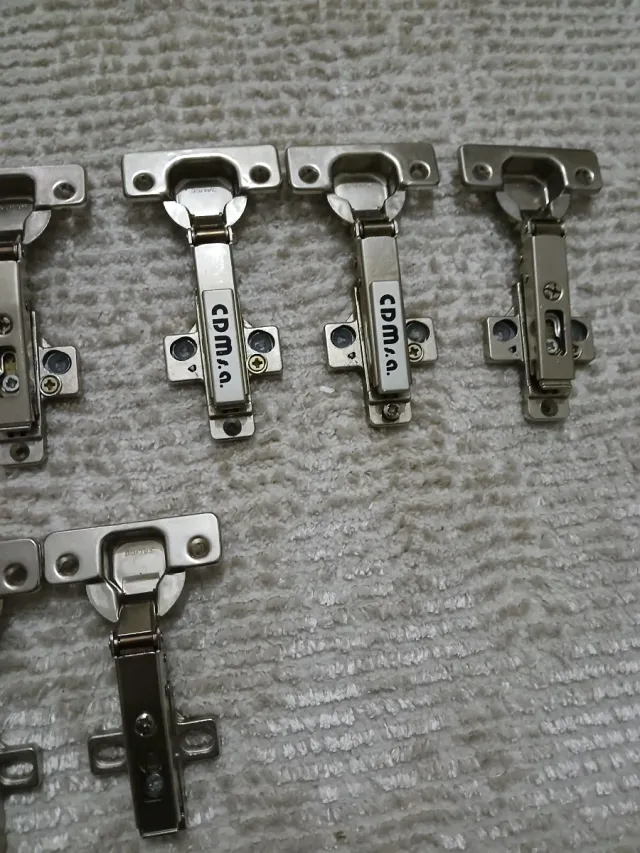 Bisagras para puertas de cocina