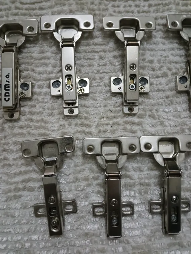 Bisagras para puertas de cocina