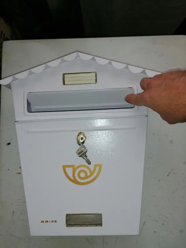 Buzón para cartas metálico blanco