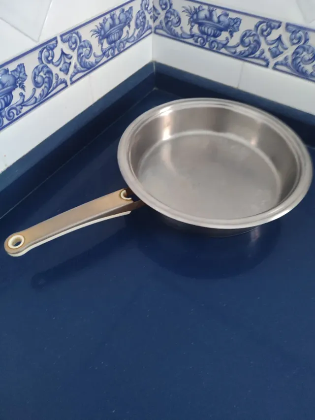 Sartén de metal y plástico