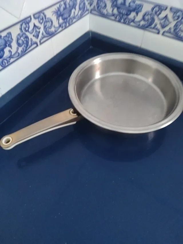 Sartén de metal y plástico