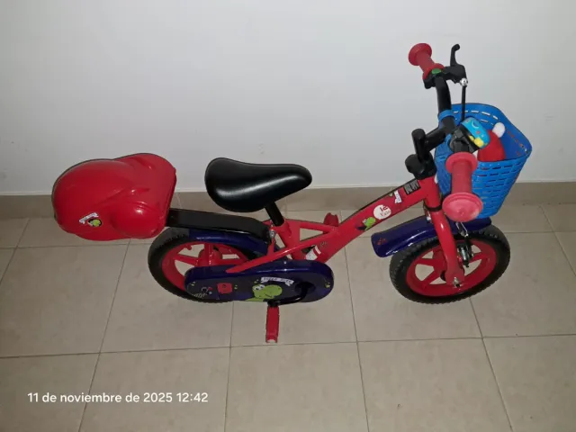 Bici infantil roja con cesta y maletero
