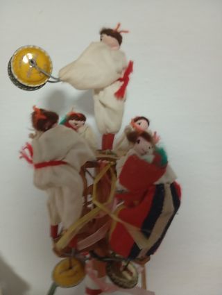 Sonajero antiguo con figuras