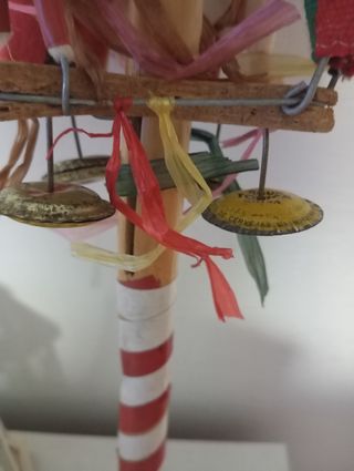 Sonajero antiguo con figuras