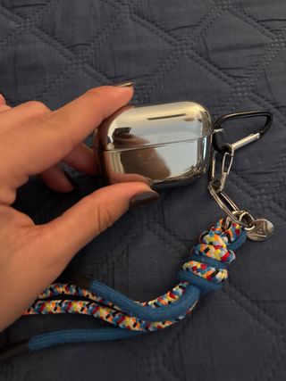 Funda AirPods plateada con llavero