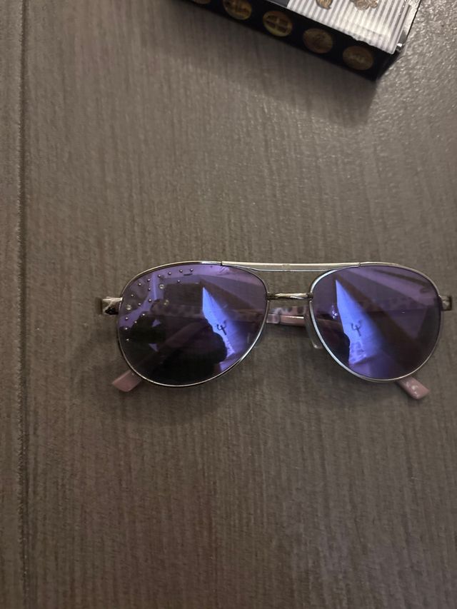 Gafas de sol plateadas y moradas