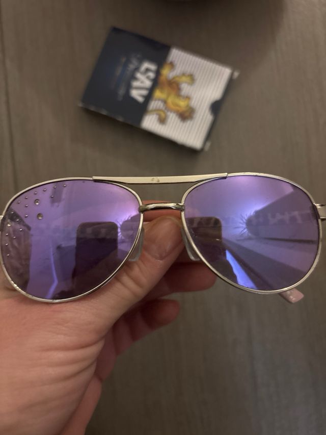 Gafas de sol plateadas y moradas