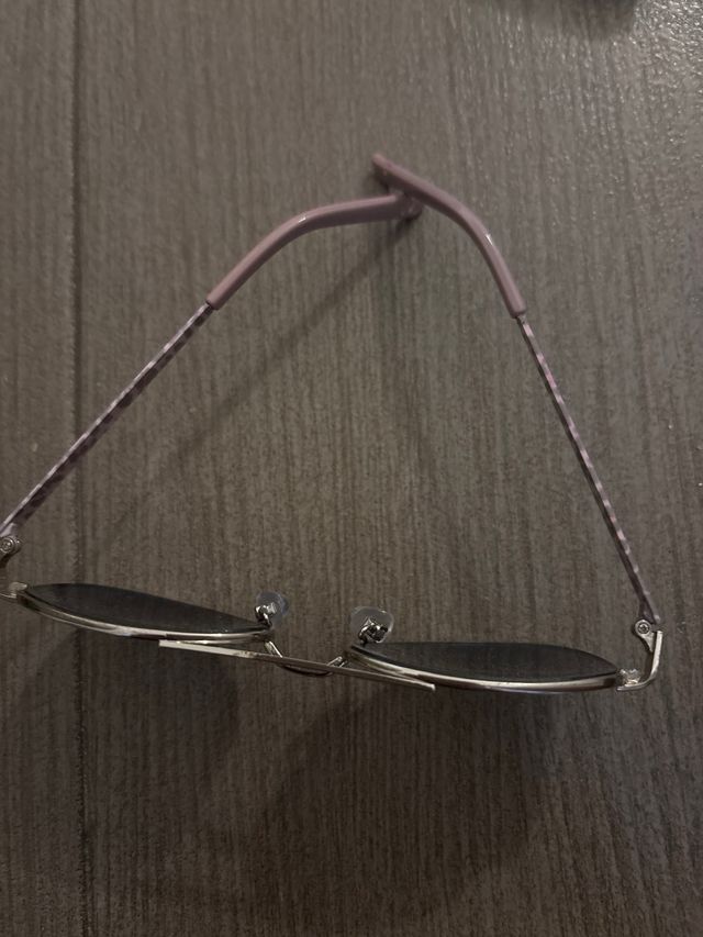 Gafas de sol plateadas y moradas