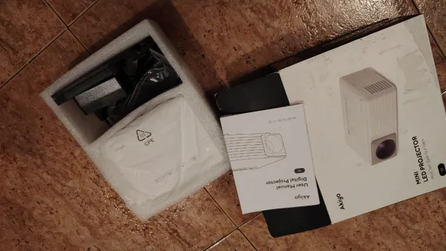 Mini proyector LED Akiyo O1