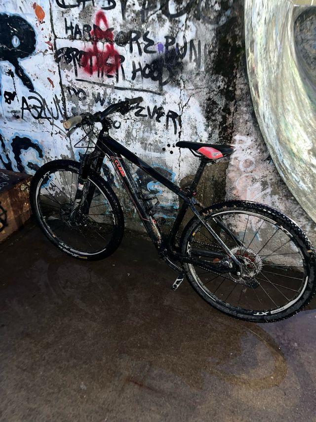 Bicicleta de Montaña Cube Negra