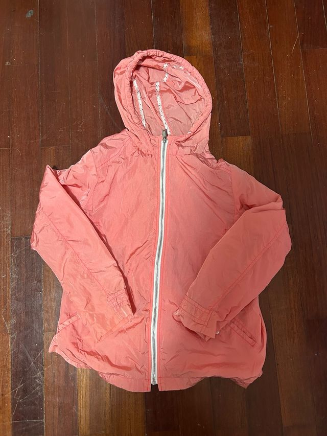 Chubasquero Zara rosa con capucha