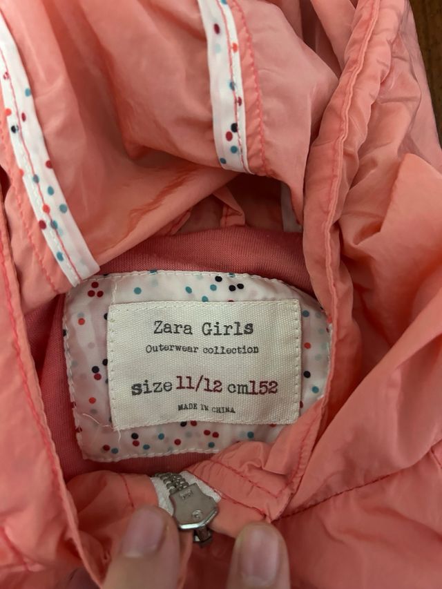 Chubasquero Zara rosa con capucha