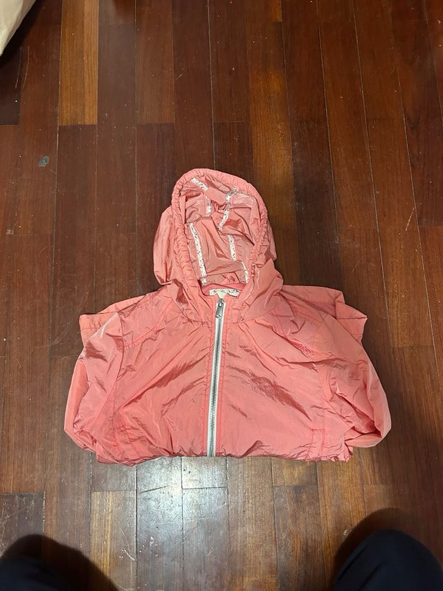 Chubasquero Zara rosa con capucha