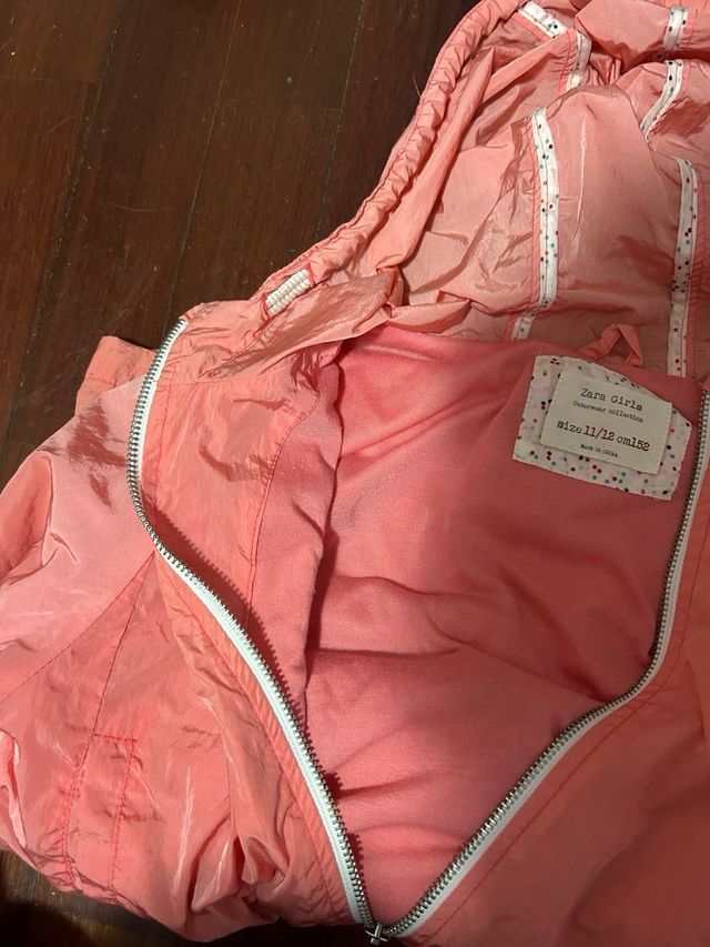 Chubasquero Zara rosa con capucha