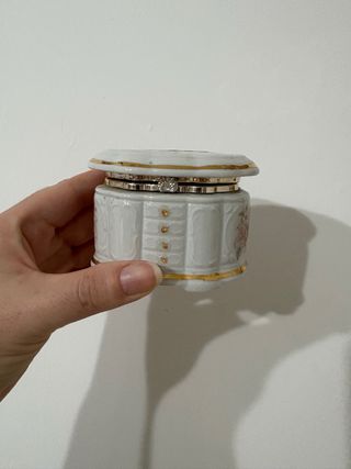 Decorazione in ceramica a forma di cassettiera