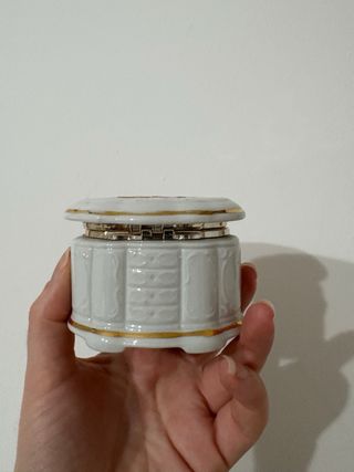 Decorazione in ceramica a forma di cassettiera