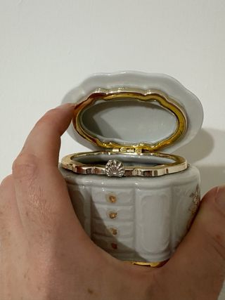 Decorazione in ceramica a forma di cassettiera