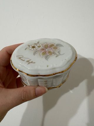 Decorazione in ceramica a forma di cassettiera