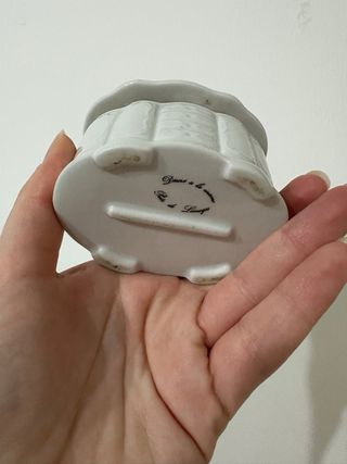 Decorazione in ceramica a forma di cassettiera