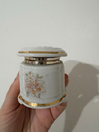 Decorazione in ceramica a forma di cassettiera