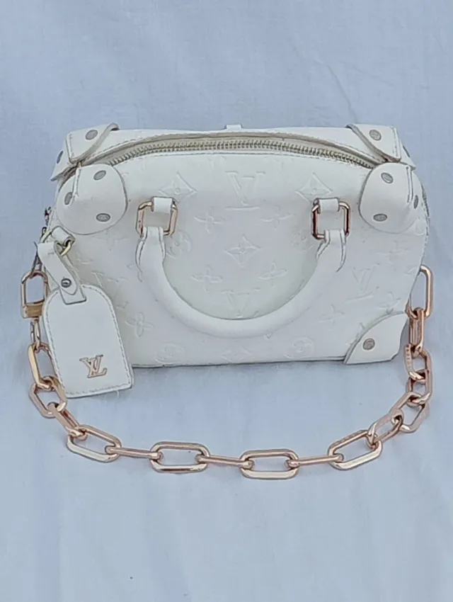 Borsa bianca con catena dorata