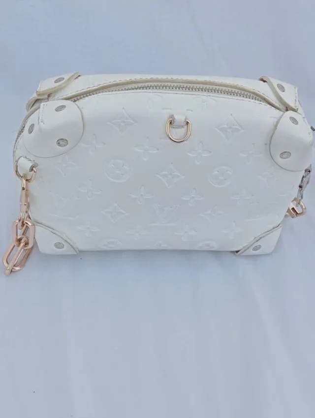 Borsa bianca con catena dorata