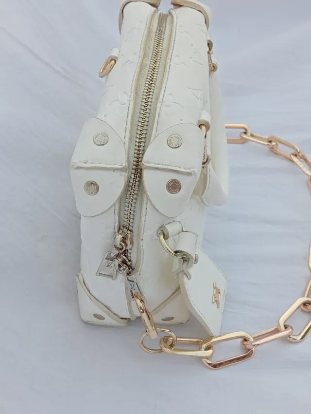 Borsa bianca con catena dorata