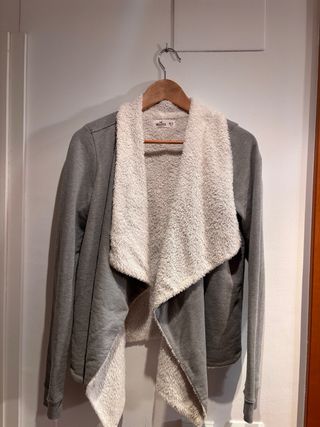 Jersey Hollister pelito gris y beige Talla M