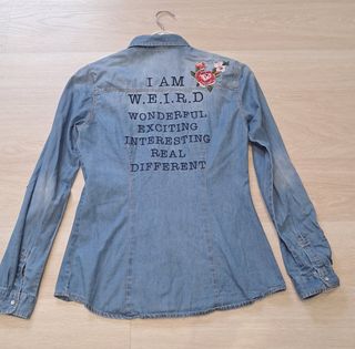 Camisa vaquera con bordado floral