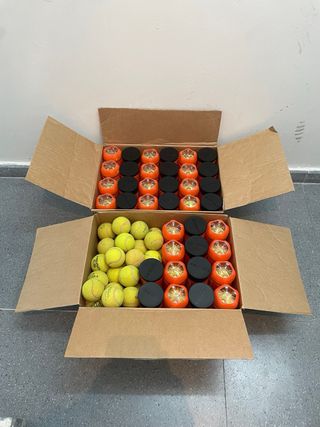 114 Pelotas de tenis/pádel en botes más 50 sueltas