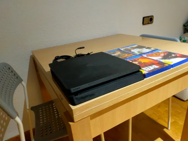 PS4 (PlayStation 4) Negra + 4 Juegos SIN MANDO